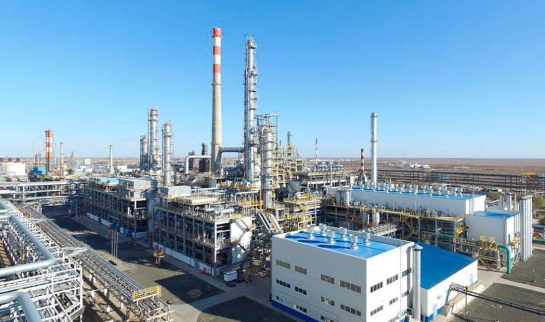 Atırau kentinde bulunan bir petrol rafinerisinde meydana gelen yangın, can