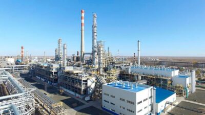Atırau kentinde bulunan bir petrol rafinerisinde meydana gelen yangın, can