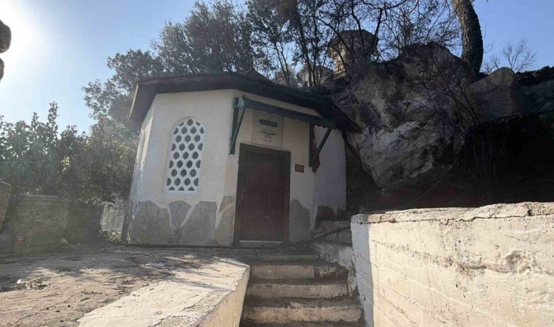 Balıkesir’in Edremit ilçesinde, Kazdağları eteklerinde meydana gelen orman yangını kontrol