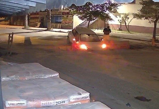 Sakarya’nın Karasu ilçesinde altyapı çalışmaları sırasında açılan çukuru fark edemeyen