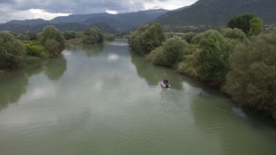 Erbaa ilçesinde Kelkit Irmağı’na düşerek kaybolan genç için yürütülen arama
