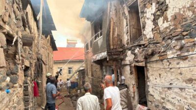 Kemaliye ilçesine bağlı Kışlacık köyünde meydana gelen yangında 8 ev