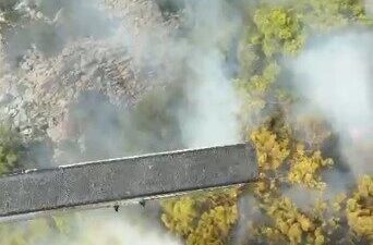 Antalya’nın Kemer ilçesindeki orman yangını, ekiplerin hava ve kara desteğiyle