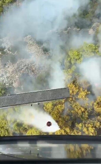 Antalya’nın Kemer ilçesindeki orman yangını, ekiplerin hava ve kara desteğiyle