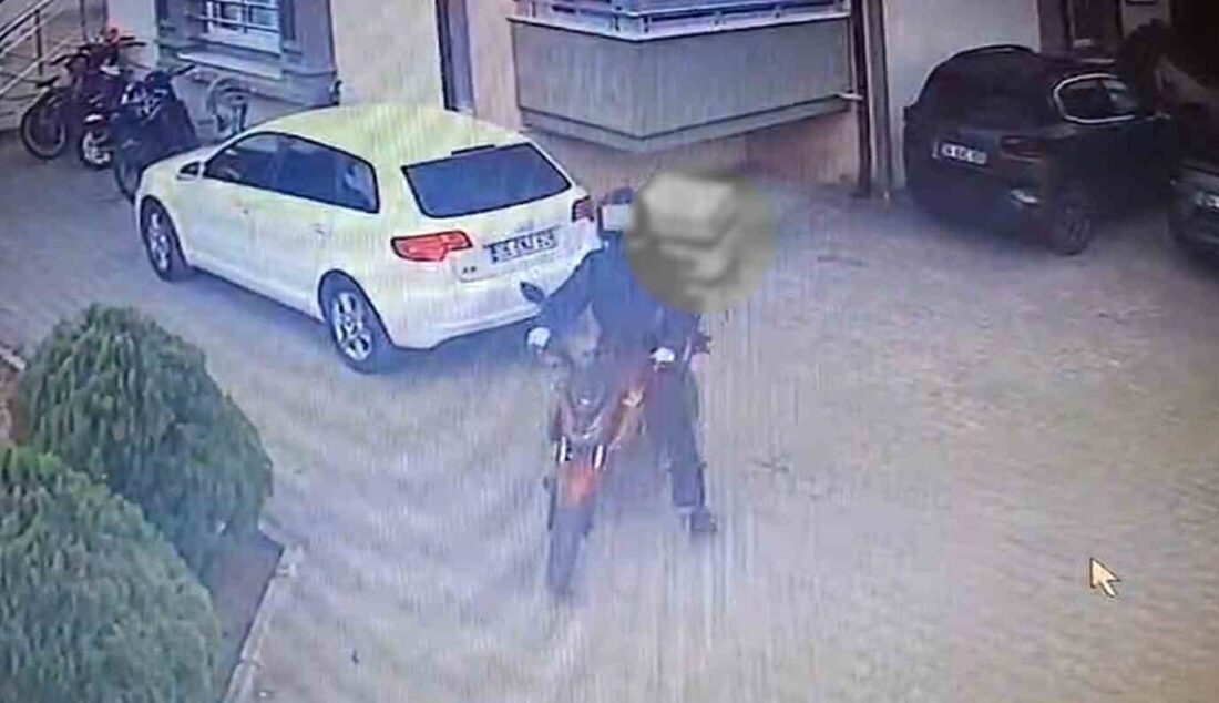 Sakarya Serdivan ilçesinde bulunan bir sitede park edilmiş olan kurye