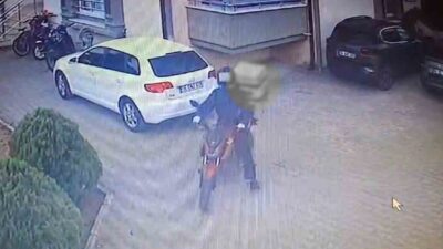 Sakarya Serdivan ilçesinde bulunan bir sitede park edilmiş olan kurye