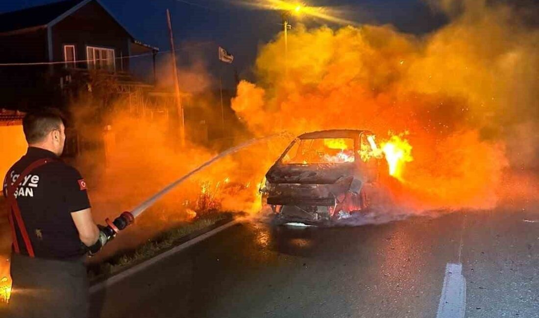 Keşan ilçesine bağlı Kılıçköy’de seyir halindeyken alev alan bir araç,