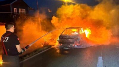 Keşan ilçesine bağlı Kılıçköy’de seyir halindeyken alev alan bir araç,