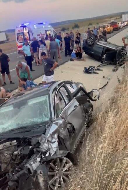 Keşan ilçesinde meydana gelen trafik kazasında, iki otomobil çarpıştı ve