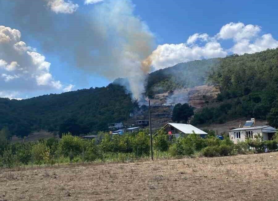 Bursa’nın Kestel ilçesinde tarım arazisinde başlayan yangın, kısa sürede ormanlık
