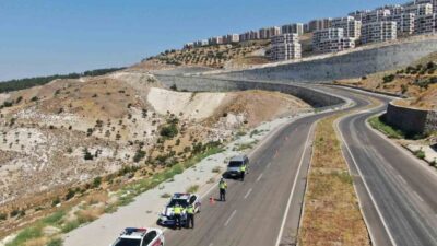 Kilis’te Jandarma ekipleri tarafından dronlarla desteklenen trafik denetimi gerçekleştirildi. Kilis