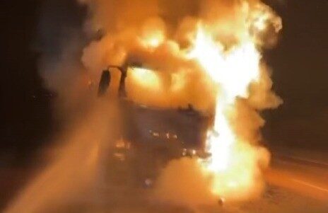 Kilis’te seyir halindeyken nargile kömürü yüklü bir tırda çıkan yangın