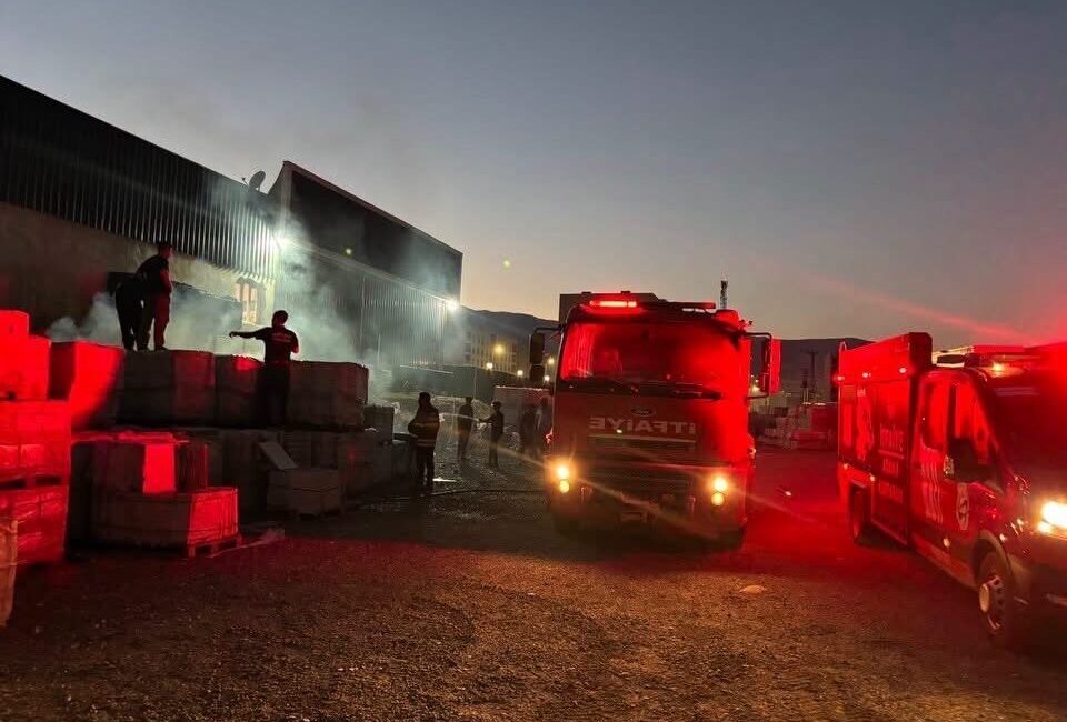 Hatay’ın Kırıkhan ilçesinde, inşaat malzemeleri satan bir iş yerinde çıkan