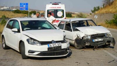 Kırıkkale’de meydana gelen trafik kazasında, iki otomobilin çarpışması sonucu 5