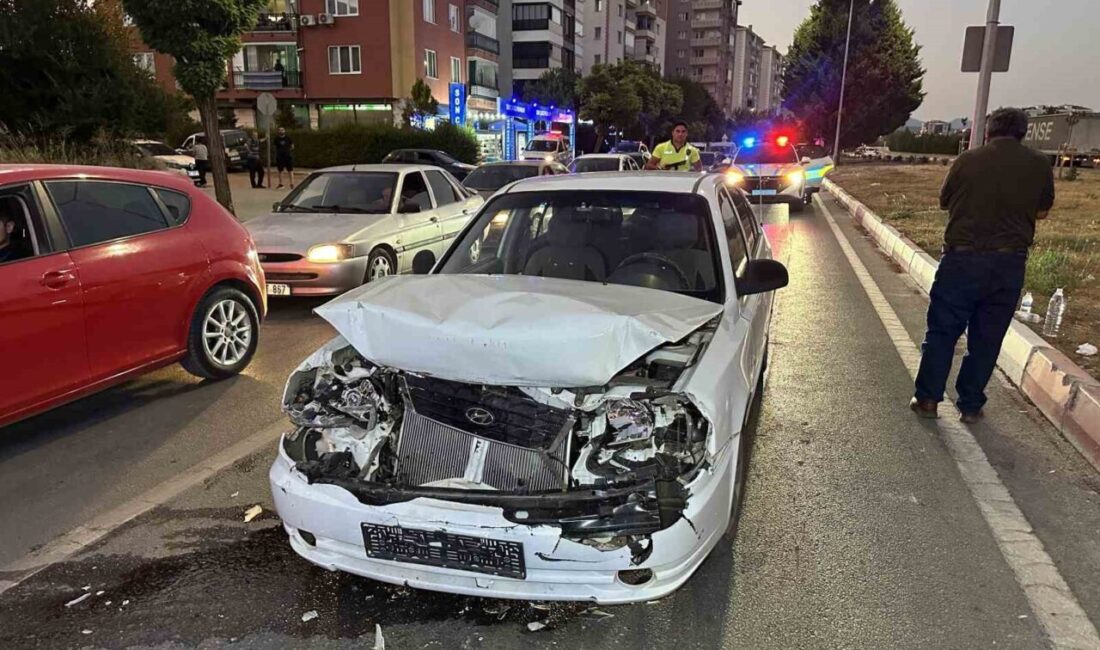 Uşak’ta meydana gelen bir trafik kazasında, kırmızı ışıkta bekleyen bir