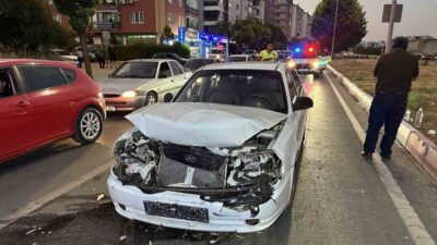Uşak’ta meydana gelen bir trafik kazasında, kırmızı ışıkta bekleyen bir