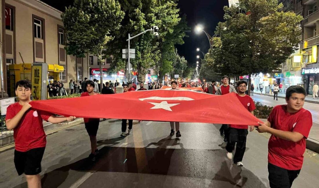 Kırşehir’de 30 Ağustos Zafer Bayramı kapsamında düzenlenen fener alayında, vatandaşlar