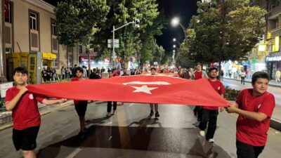 Kırşehir’de 30 Ağustos Zafer Bayramı kapsamında düzenlenen fener alayında, vatandaşlar
