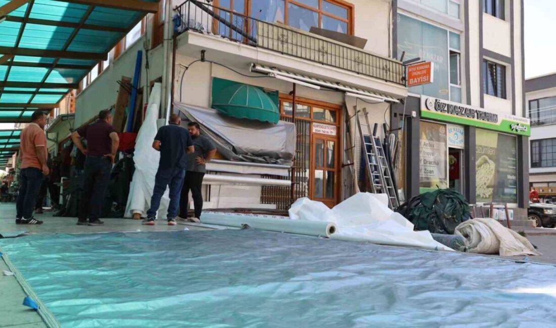 Kırşehir’deki tarihi Uzun Çarşısı’nda yarım asrı aşkın süredir çadırcılık mesleğini