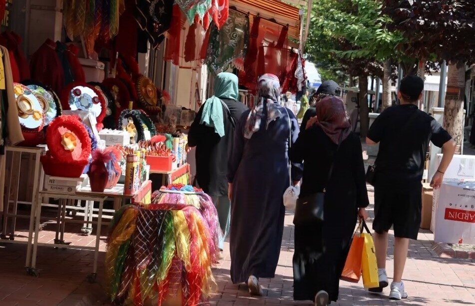 Kırşehir’e yaz tatili için gelen gurbetçiler, şehir ekonomisine canlılık kattı.