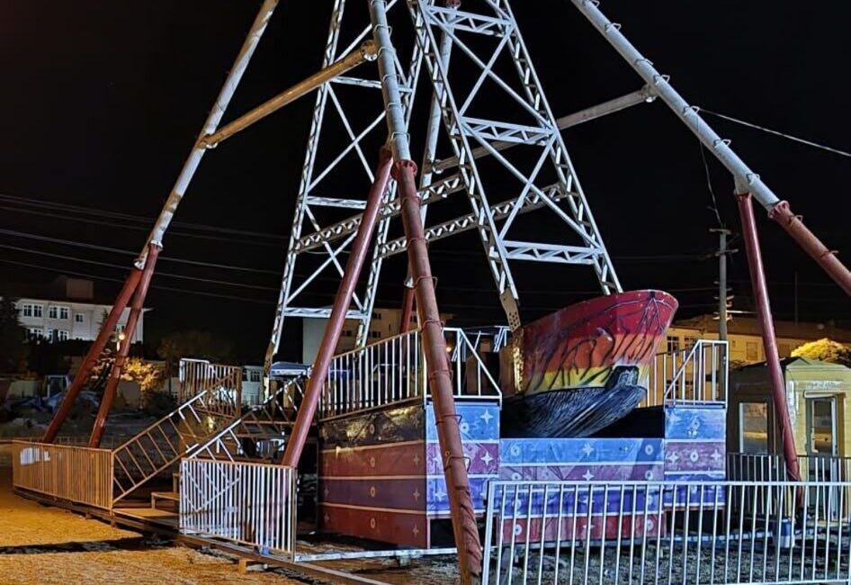 Çiçekdağı ilçesindeki bir lunaparkta görevli bir işçi, gondoldan düşerek yaralandı.