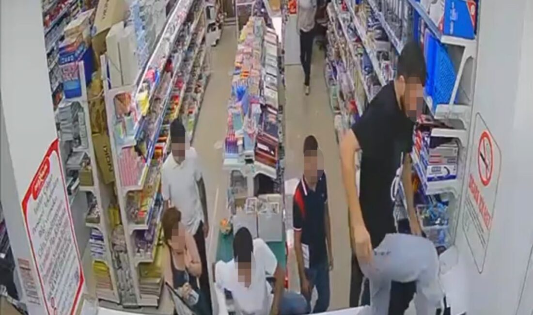 Atakum ilçesindeki bir kırtasiyeye gelen altı kişilik bir grup, iş
