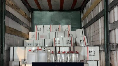 Kocaeli’nin Körfez ilçesinde gerçekleştirilen operasyonda 2.400 litre etil alkol ele
