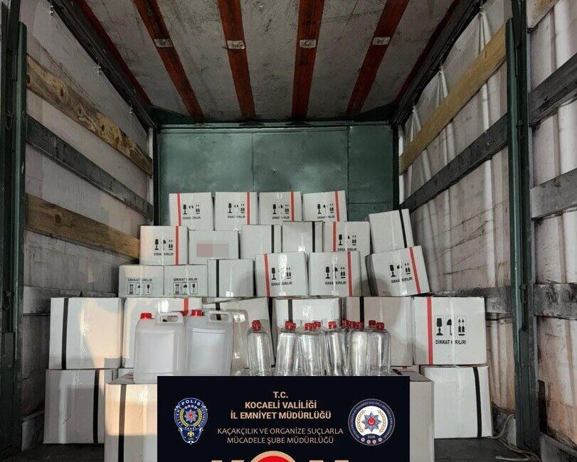 Kocaeli’nin Körfez ilçesinde gerçekleştirilen operasyonda 2.400 litre etil alkol ele