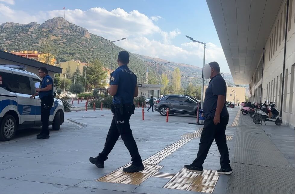 Burdur’da yaşanan olayda, komşular arasında araç parkı nedeniyle çıkan kavga