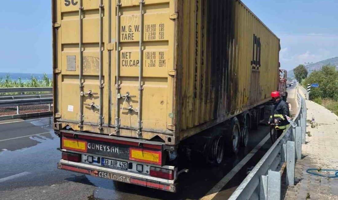Alanya ilçesinde seyir halinde olan bir kömür yüklü tırın lastiği