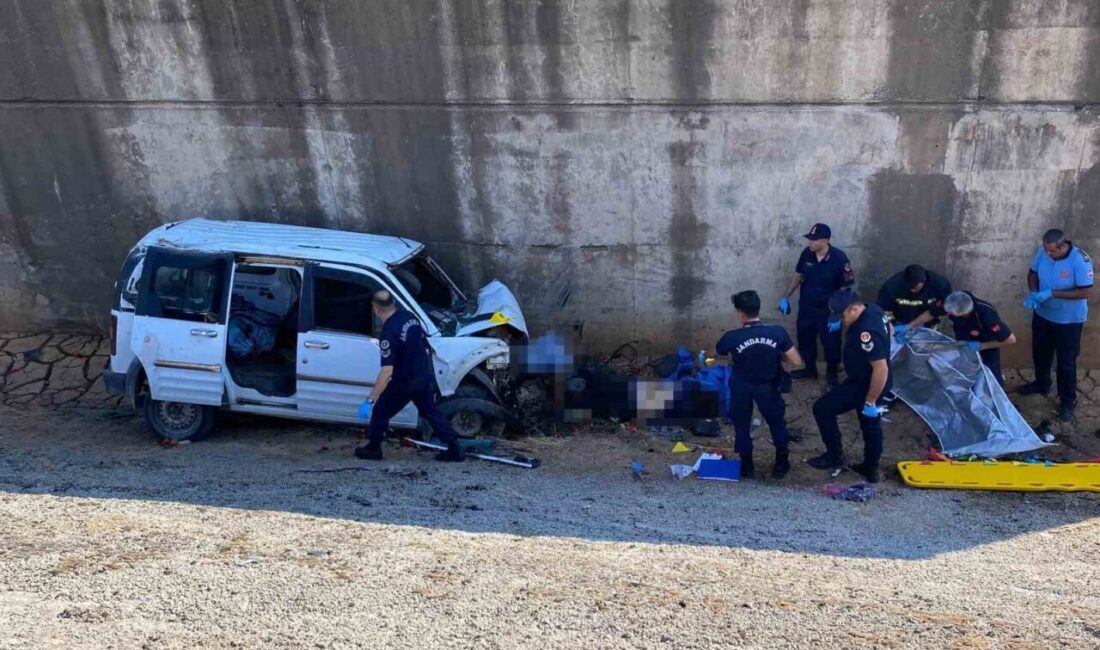 Gaziantep’in Nurdağı ilçesinde, bir hafif ticari aracın kontrolden çıkarak köprüden
