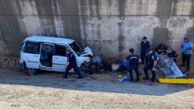 Gaziantep’in Nurdağı ilçesinde, bir hafif ticari aracın kontrolden çıkarak köprüden