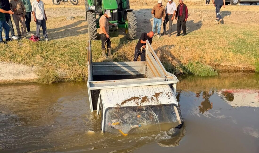 Erzincan’da bir kamyonet, kontrolden çıkarak su kanalına düştü ve kullanılamaz