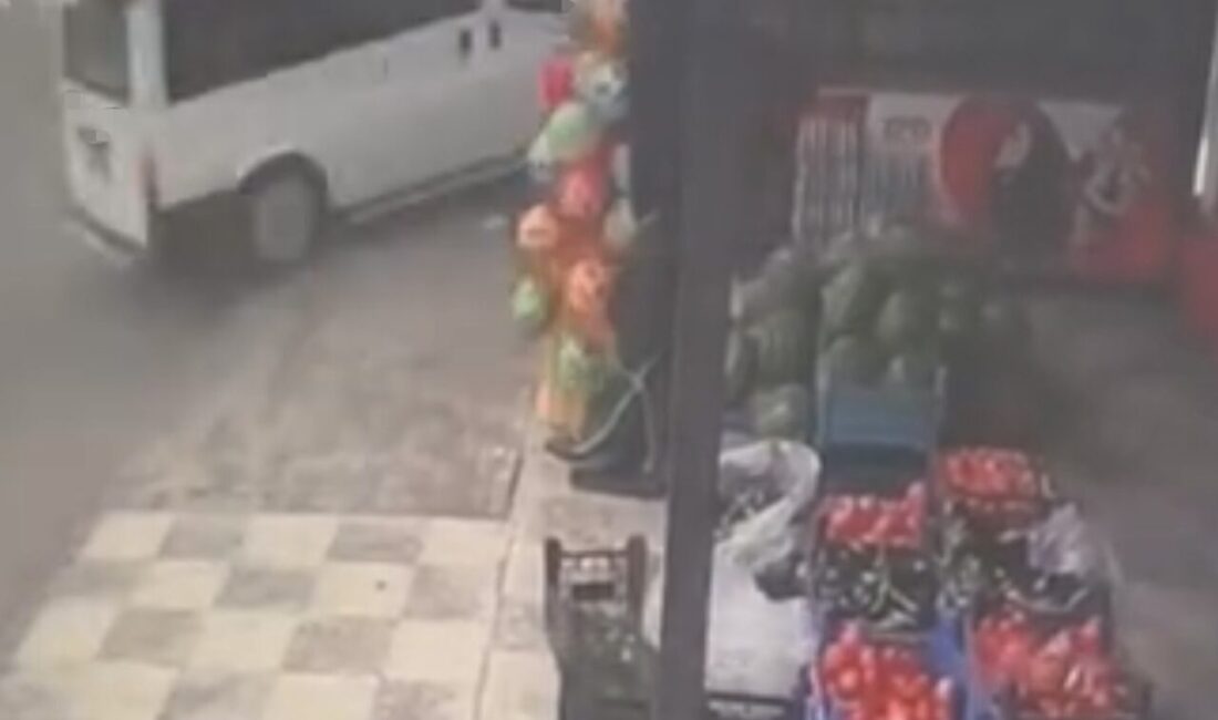 Elazığ’da bir minibüs, sürücüsünün kontrolünü kaybetmesi sonucu bir evin bahçesine