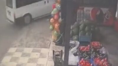Elazığ’da bir minibüs, sürücüsünün kontrolünü kaybetmesi sonucu bir evin bahçesine