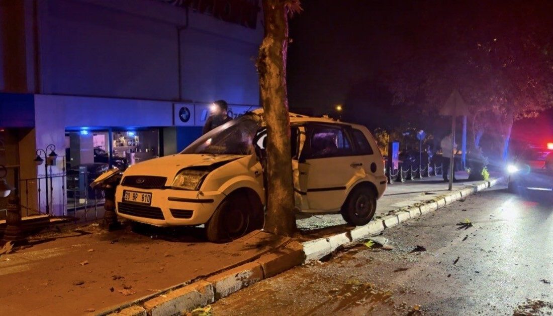 Denizli’de bir otomobilin kontrolünden çıkarak kaldırıma ve ağaca çarpması sonucu
