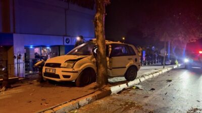 Denizli’de bir otomobilin kontrolünden çıkarak kaldırıma ve ağaca çarpması sonucu