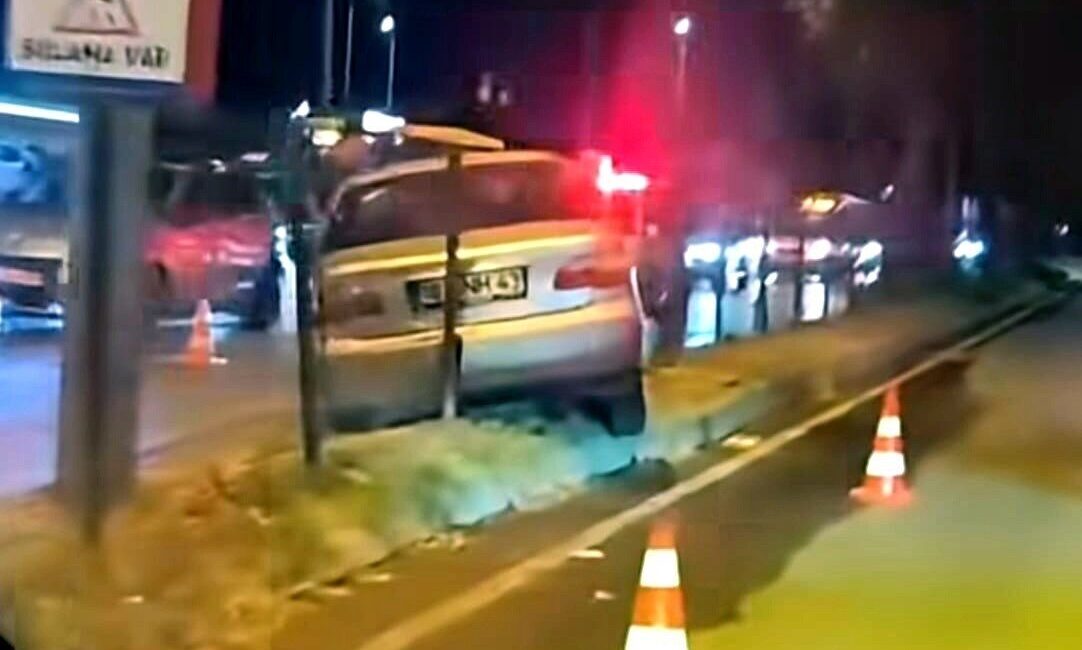 İnegöl ilçesinde bir otomobilin kontrollü kavşakta orta refüje çıkması sonucu