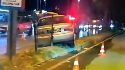 İnegöl ilçesinde bir otomobilin kontrollü kavşakta orta refüje çıkması sonucu