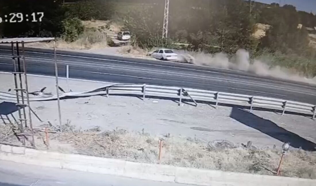 Adıyaman’da meydana gelen trafik kazasında otomobilin kontrolünü yitirerek şarampole devrilmesi