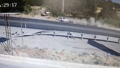 Adıyaman’da meydana gelen trafik kazasında otomobilin kontrolünü yitirerek şarampole devrilmesi