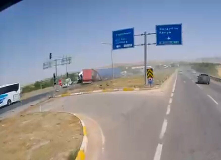 Konya’nın Kadınhanı ilçesinde meydana gelen trafik kazasında, kontrolü kaybeden bir