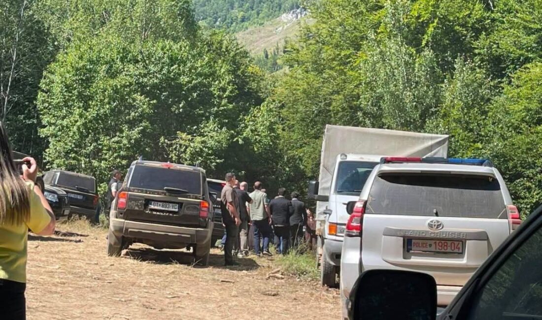 Kosova İçişleri Bakanı Xhelal Sveçla, Zubin Potok belediyesine bağlı iki