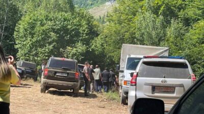 Kosova İçişleri Bakanı Xhelal Sveçla, Zubin Potok belediyesine bağlı iki