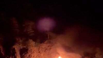 Adrasan Mahallesi’nde bulunan bir koyda demirli duran bir tekne alev