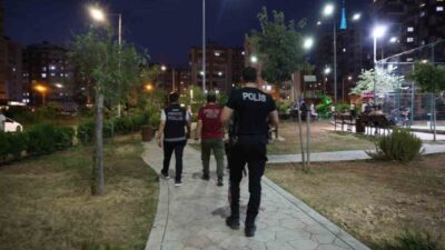 Adana’nın Kozan ilçesinde polis tarafından gerçekleştirilen “Kozan’a Güven” operasyonu kapsamında