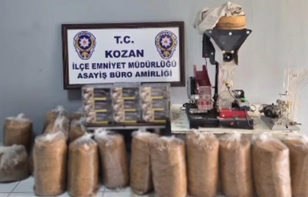 Kozan ilçesinde polis ekipleri tarafından gerçekleştirilen operasyonda kaçak tütün mamullerinin