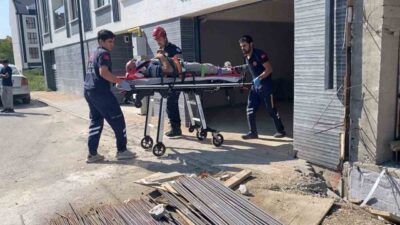 Bursa’nın İnegöl ilçesinde, bir kişi otomobilini tamir etmek için krikoyla
