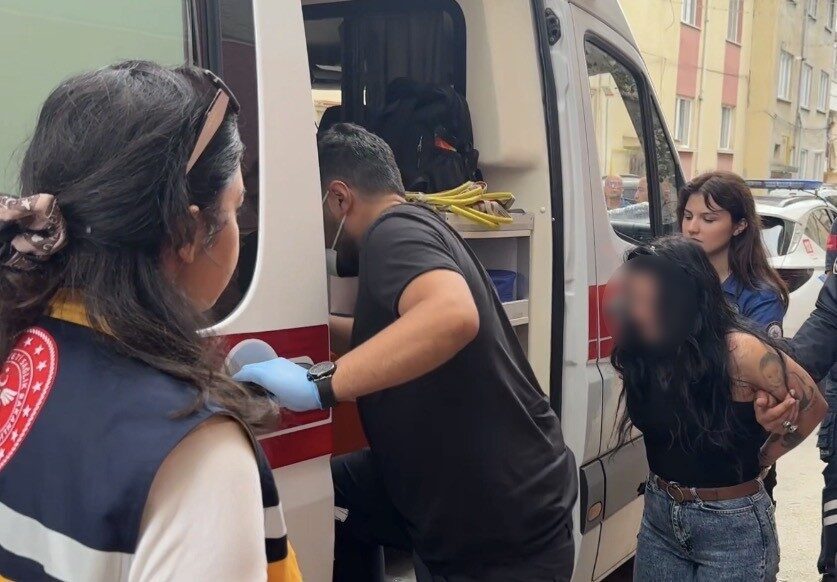 Eskişehir’de bir kadın sinir krizi geçirerek evinde ve apartmanda çekiçle
