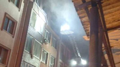 Küçükçekmece’de bulunan dört katlı bir binanın çatı katında meydana gelen